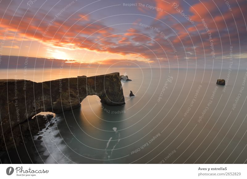 Klippe und Bogen von Dyrhólaey, Island Umwelt Natur Landschaft Wasser Himmel Wolkenloser Himmel Horizont Sonne Sonnenaufgang Sonnenuntergang Klima