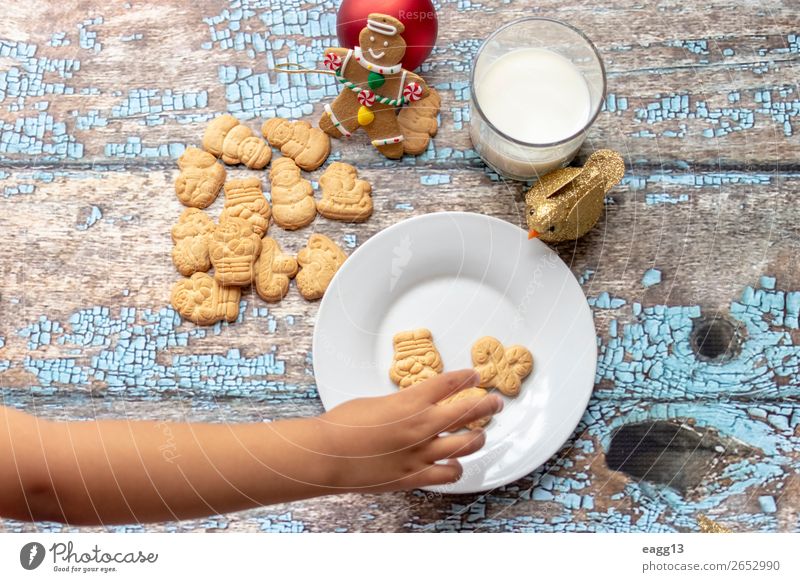 Süßes kleines Mädchen spielt mit Weihnachtskeksen und Milch. Essen Lifestyle Freude Glück schön Spielen Winter Tisch Feste & Feiern Weihnachten & Advent Kind