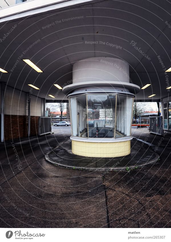 cockpit Stadt Menschenleer Industrieanlage Architektur Mauer Wand Straßenverkehr braun gelb Kontrolle Neonlampe Tor Cockpit Fliesen u. Kacheln Beton Glas Insel