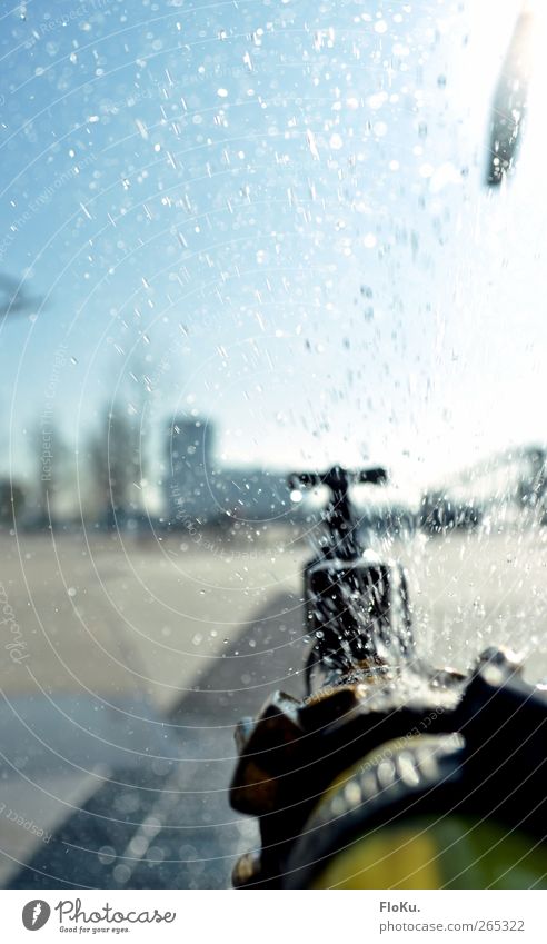 Rohrbruch Handwerk Wasser Frühling Schönes Wetter Regen kaputt nass Stadt blau wasseranschluss Anschluss Schlauch spritzen leckage Leck Wasserhahn Verbindung