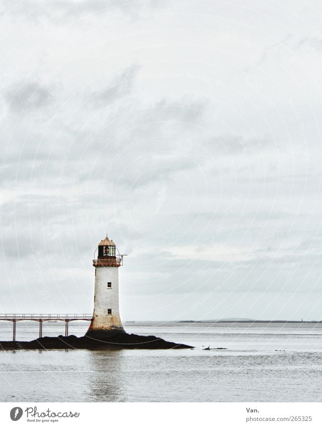 Leuchtturm Landschaft Himmel Wolken Felsen Küste Meer Horizont Republik Irland Brücke Turm Bauwerk blau weiß ruhig Einsamkeit Signal Fenster Wasser Farbfoto