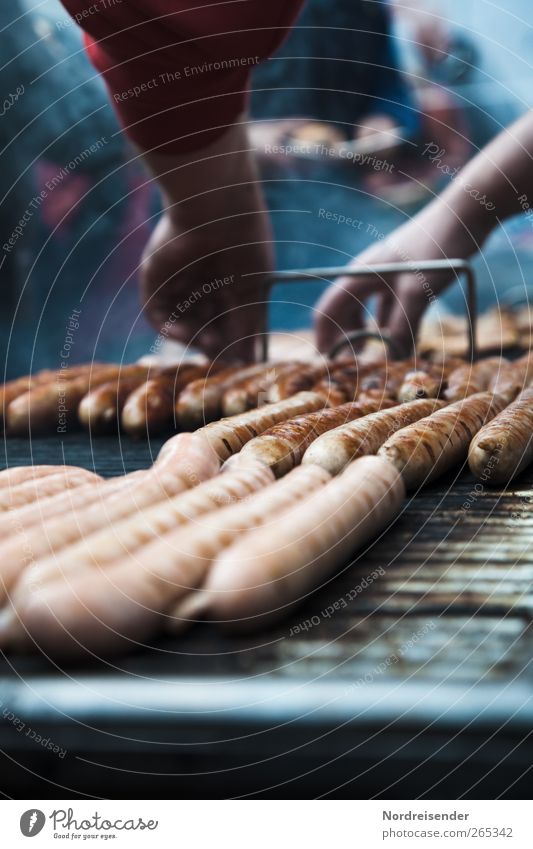 Grillfinger Lebensmittel Fleisch Wurstwaren Ernährung Arbeit & Erwerbstätigkeit Handel Gastronomie Mensch Arme Metall warten Appetit & Hunger Völlerei genießen