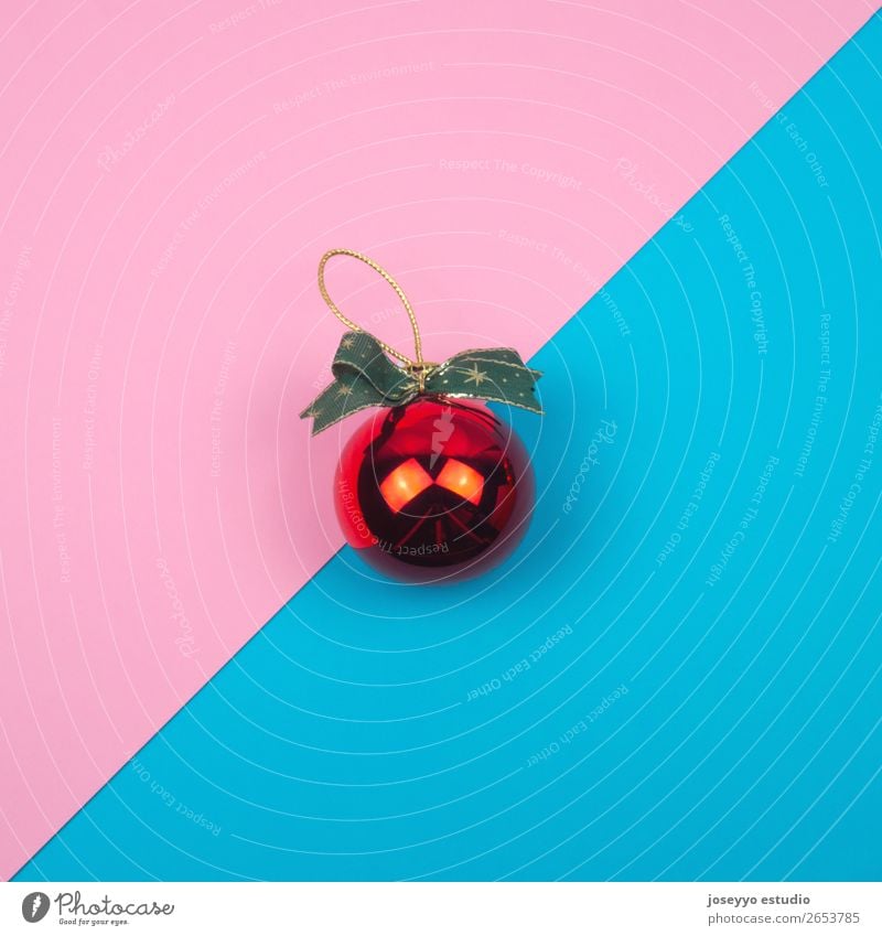 Rote Weihnachtskugel auf blauem und rosa Hintergrund. Design Winter Dekoration & Verzierung Feste & Feiern Ball Handwerk einfach oben rot Kreativität