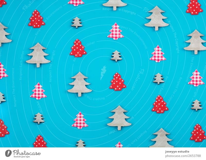 Weihnachtsmuster aus Weihnachtsbäumen. Design Winter Dekoration & Verzierung Feste & Feiern Handwerk Papier einfach oben blau rot weiß Kreativität Hintergrund