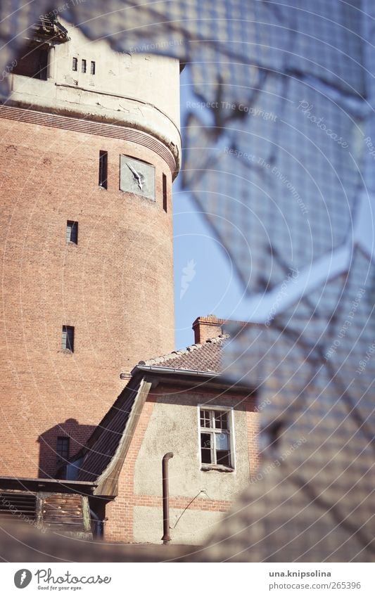 stillstand Uhr Haus Ruine Turm Bauwerk Gebäude Mauer Wand Fassade Fenster Dach Glas alt kaputt trist Perspektive Verfall Vergangenheit Vergänglichkeit