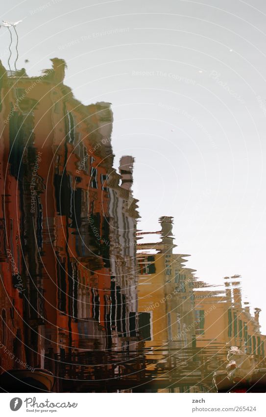 Venedig Haus Wasser Wolkenloser Himmel Italien Altstadt Fassade Fischerboot Häusliches Leben mehrfarbig ruhig Wege & Pfade Kanal Lagune Laguneninseln