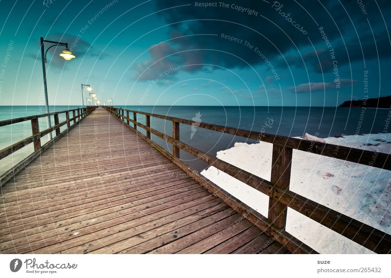 Seebrücke am Abend Meer Schnee Umwelt Natur Landschaft Urelemente Wasser Himmel Wolken Horizont Klima Küste Ostsee Brücke Wege & Pfade Holz Linie dunkel kalt