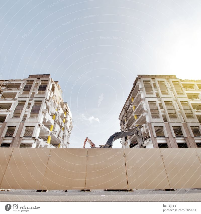 tod eines langzeitparkers Ruine Gebäude Architektur Mauer Wand Fassade Fenster Kraft stagnierend Abrissgebäude Demontage Bagger Baustelle Bauzaun Barriere Etage