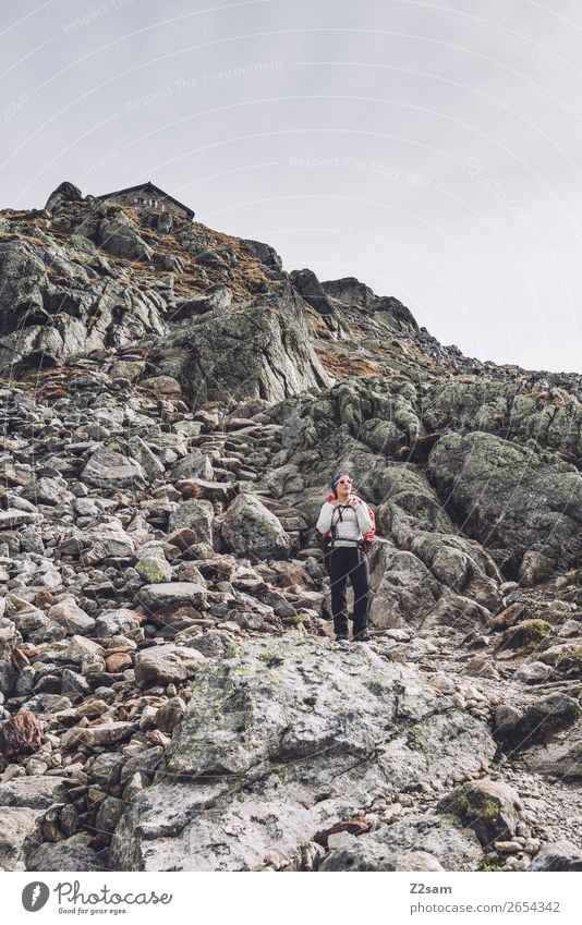 Junge Frau unterhalb der Braunschweiger Hütte | E5 Ferien & Urlaub & Reisen Abenteuer Expedition wandern Jugendliche schlechtes Wetter Alpen Berge u. Gebirge