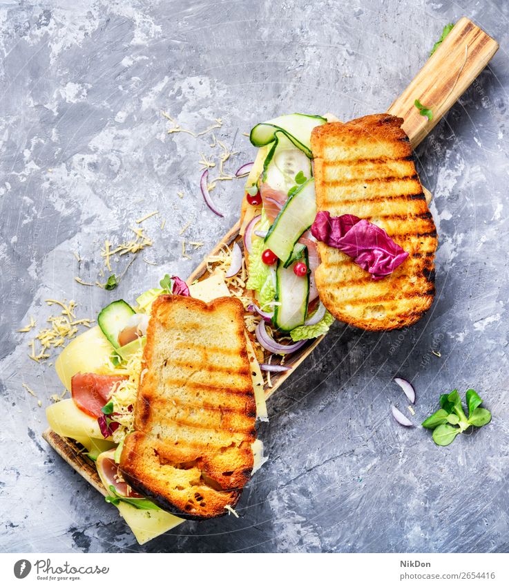 Sandwiches auf Schneidebrett Belegtes Brot Lebensmittel Salat Snack Abendessen Gemüse Frühstück Fleisch Salatbeilage Schinken grün Zuprosten geröstet Salatgurke