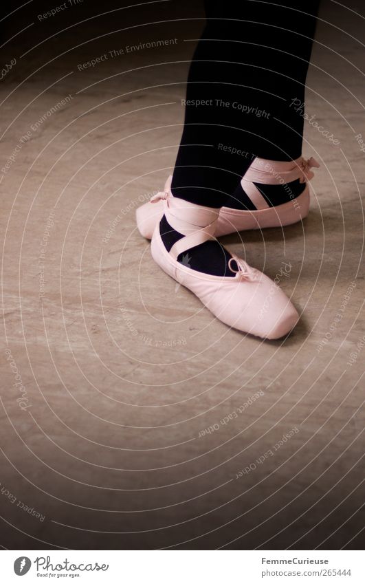 Ballet VI. Tanzen Tänzer Balletttänzer Präzision Ballettschuhe rosa Strumpfhose schwarz Körperhaltung üben Sport-Training Textfreiraum links Künstler Farbfoto