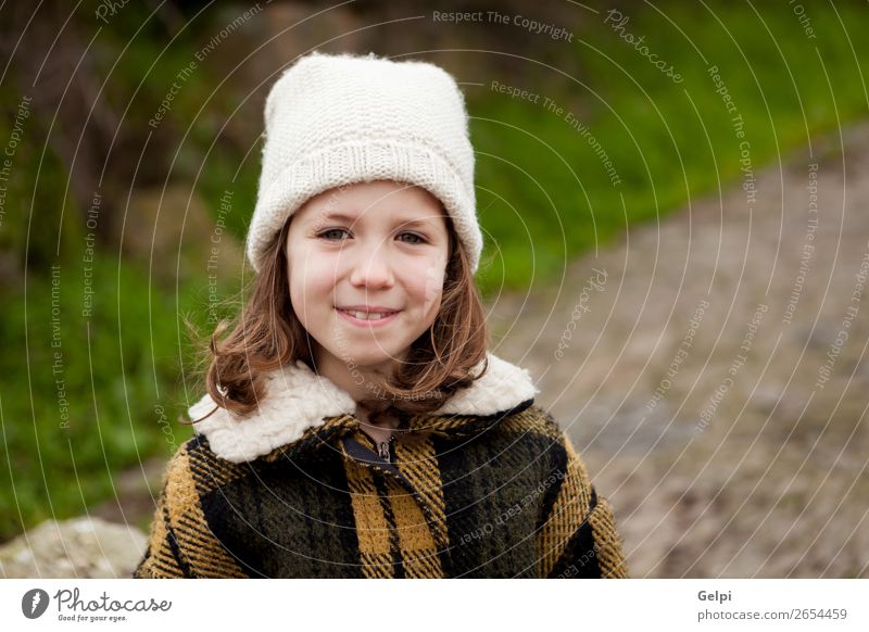 Hübsches Mädchen in einem Park im Winter Freude Glück schön Gesicht Garten Kind Mensch Kleinkind Frau Erwachsene Familie & Verwandtschaft Kindheit Natur Herbst