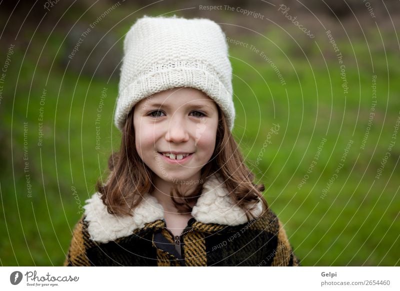 Hübsches Mädchen in einem Park im Winter Freude Glück schön Gesicht Garten Kind Mensch Kleinkind Frau Erwachsene Familie & Verwandtschaft Kindheit Natur Herbst