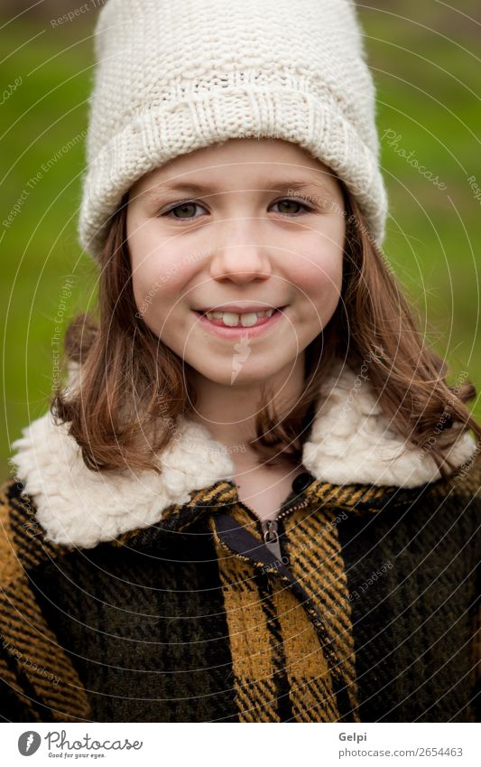 Hübsches Mädchen in einem Park im Winter Freude Glück schön Gesicht Garten Kind Mensch Kleinkind Frau Erwachsene Familie & Verwandtschaft Kindheit Natur Herbst