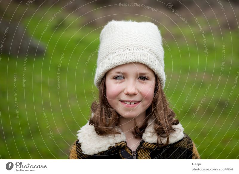 Hübsches Mädchen in einem Park im Winter Freude Glück schön Gesicht Garten Kind Mensch Kleinkind Frau Erwachsene Familie & Verwandtschaft Kindheit Natur Herbst