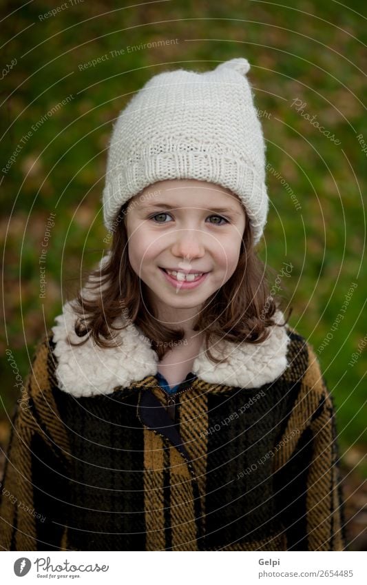 Hübsches Mädchen mit Wollmütze im Park Freude Glück schön Gesicht Winter Garten Kind Mensch Kleinkind Frau Erwachsene Familie & Verwandtschaft Kindheit Natur