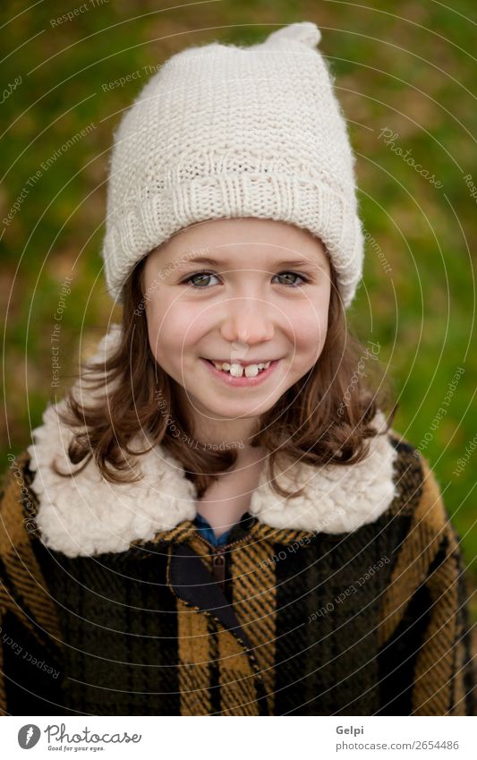 Hübsches Mädchen mit Wollmütze im Park Freude Glück schön Gesicht Winter Garten Kind Mensch Kleinkind Frau Erwachsene Familie & Verwandtschaft Kindheit Natur