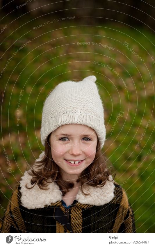 Hübsches Mädchen mit Wollmütze im Park Freude Glück schön Gesicht Winter Garten Kind Mensch Kleinkind Frau Erwachsene Familie & Verwandtschaft Kindheit Natur