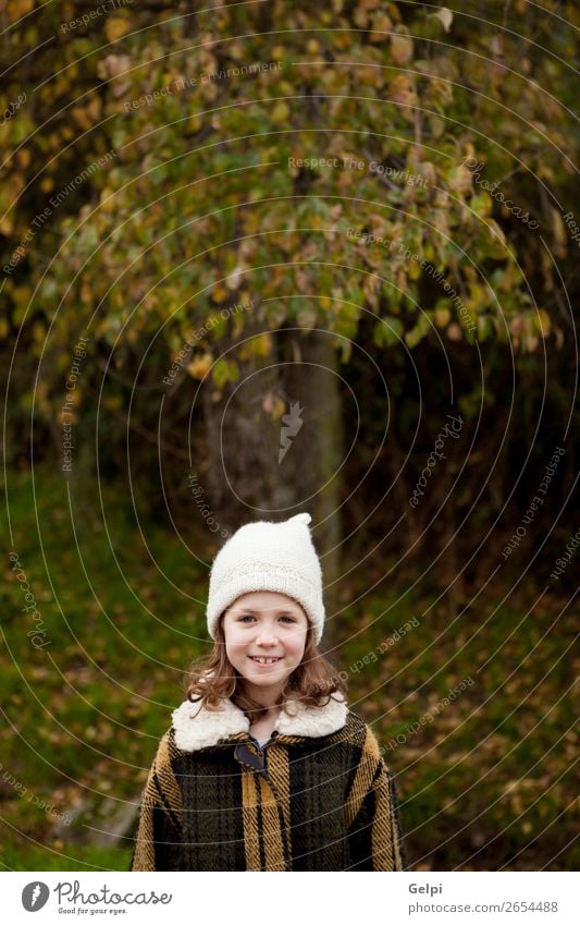 Hübsches Mädchen mit Wollmütze im Park Freude Glück schön Gesicht Winter Garten Kind Mensch Kleinkind Frau Erwachsene Familie & Verwandtschaft Kindheit Natur