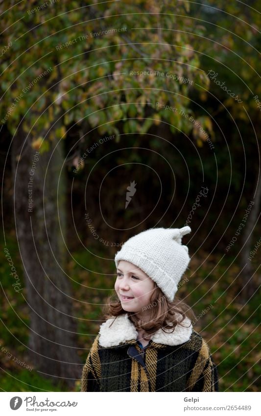 Hübsches Mädchen mit Wollmütze im Park Freude Glück schön Gesicht Winter Garten Kind Mensch Kleinkind Frau Erwachsene Familie & Verwandtschaft Kindheit Natur