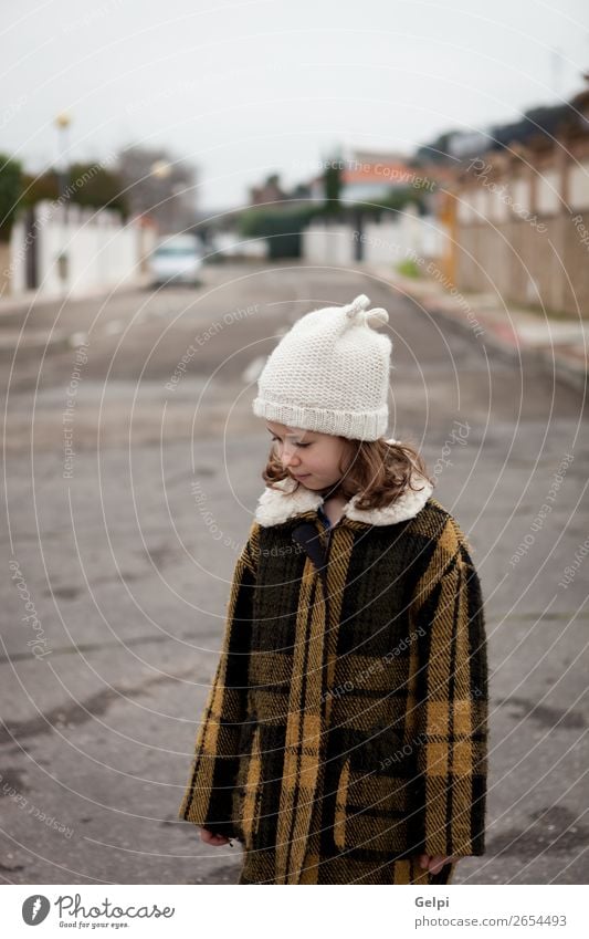 Schönes Mädchen mit Wollmütze im Winter Freude Glück schön Gesicht Kind Mensch Kleinkind Frau Erwachsene Familie & Verwandtschaft Kindheit Herbst Wärme Straße