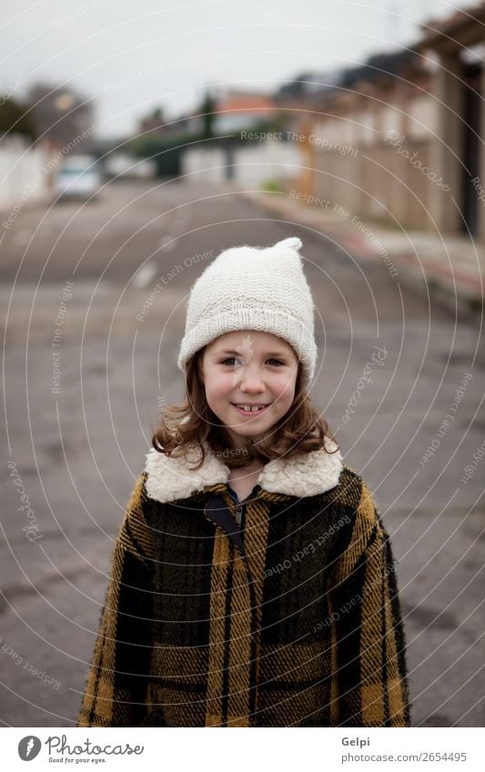 Schönes Mädchen mit Wollmütze im Winter Freude Glück schön Gesicht Kind Mensch Kleinkind Frau Erwachsene Familie & Verwandtschaft Kindheit Herbst Wärme Straße