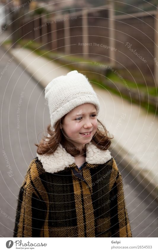 Schönes Mädchen mit Wollmütze im Winter Freude Glück schön Gesicht Kind Mensch Kleinkind Frau Erwachsene Familie & Verwandtschaft Kindheit Herbst Wärme Straße