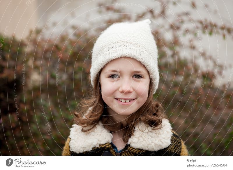 Hübsches Mädchen in einem Park im Winter Freude Glück schön Gesicht Garten Kind Mensch Kleinkind Frau Erwachsene Familie & Verwandtschaft Kindheit Natur Herbst