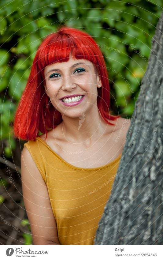 Fröhliche rothaarige Frau im Park Lifestyle Stil Freude Glück schön Haare & Frisuren Gesicht Wellness ruhig Sommer Mensch Erwachsene Natur Pflanze Mode Lächeln