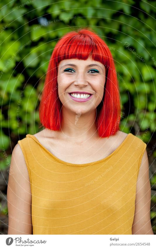 Fröhliche rothaarige Frau im Park Lifestyle Stil Freude Glück schön Haare & Frisuren Gesicht Wellness ruhig Sommer Mensch Erwachsene Natur Pflanze Mode Lächeln