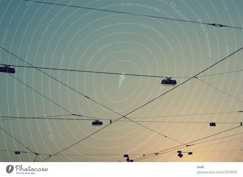 vernetzt Himmel Sonne Stadt Stromdraht Lampe Beleuchtung Beleuchtungselement Netz Draht hängen leuchten Unendlichkeit Wärme Farbfoto Außenaufnahme