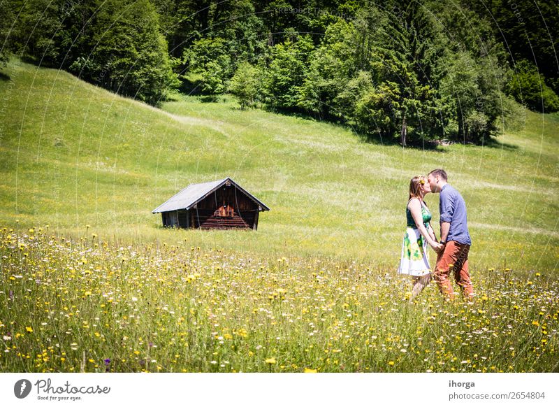 glückliche Liebhaber im Urlaub in den Alpenbergen Lifestyle Glück schön Leben Erholung Ferien & Urlaub & Reisen Abenteuer Sommer Berge u. Gebirge Frau