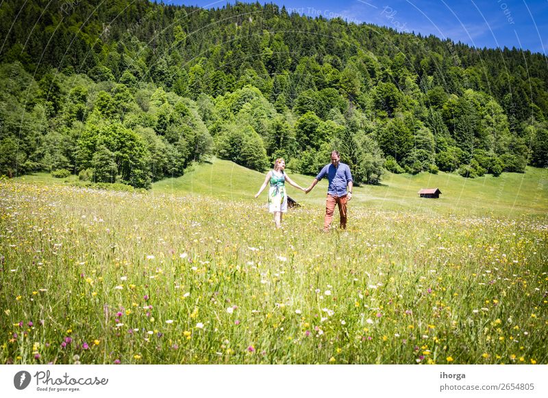 glückliche Liebhaber im Urlaub in den Alpenbergen Lifestyle Glück schön Leben Erholung Ferien & Urlaub & Reisen Abenteuer Sommer Berge u. Gebirge Frau