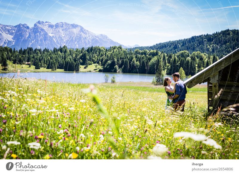 glückliche Liebhaber im Urlaub in den Alpenbergen Lifestyle Glück schön Leben Erholung Ferien & Urlaub & Reisen Abenteuer Sommer Berge u. Gebirge Frau