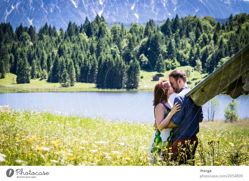 glückliche Liebhaber im Urlaub in den Alpenbergen Lifestyle Glück schön Leben Erholung Ferien & Urlaub & Reisen Abenteuer Sommer Berge u. Gebirge Frau