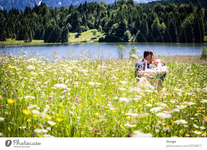 glückliche Liebhaber im Urlaub in den Alpenbergen Lifestyle Glück schön Leben Erholung Ferien & Urlaub & Reisen Abenteuer Sommer Berge u. Gebirge Frau