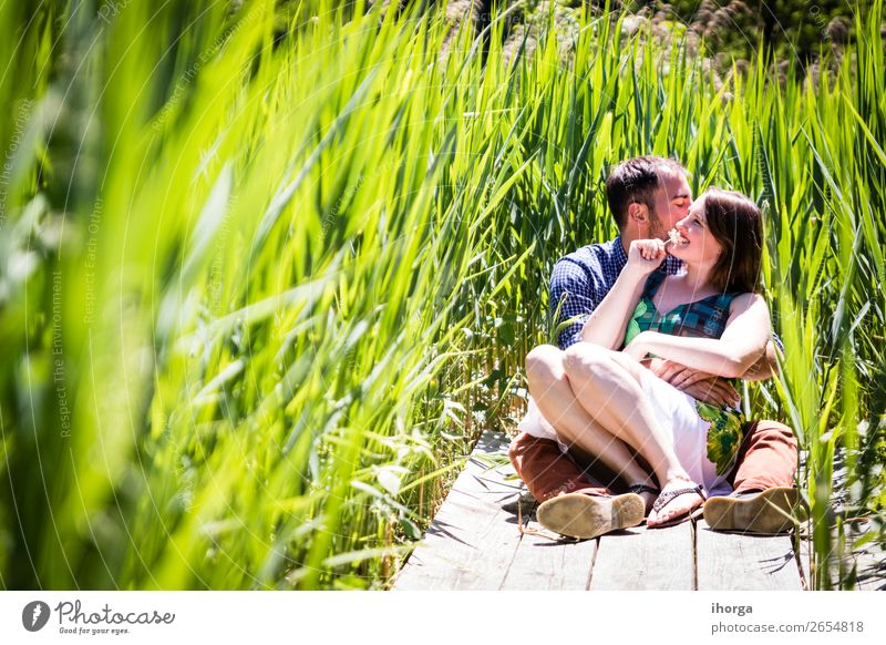 glückliche Liebhaber im Urlaub in den Alpenbergen Lifestyle Glück schön Leben Erholung Ferien & Urlaub & Reisen Abenteuer Sommer Berge u. Gebirge Frau