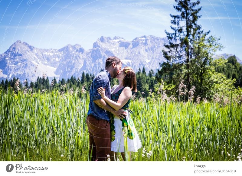 glückliche Liebhaber im Urlaub in den Alpenbergen Lifestyle Glück schön Leben Erholung Ferien & Urlaub & Reisen Abenteuer Sommer Berge u. Gebirge Frau