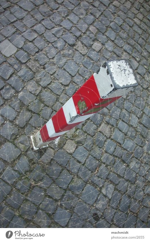 stop here! Säule stoppen rot weiß Dinge Pfosten Straße Wege & Pfade