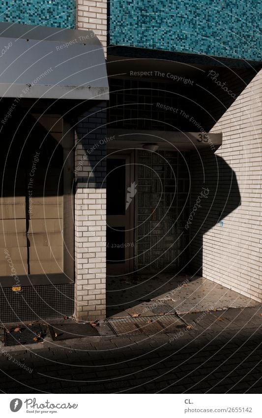 nr 35 Stadt Haus Architektur Mauer Wand Fenster Tür Eingang Verkehrswege Wege & Pfade Karton dunkel eckig Verfall Mosaik Gitterrost Hausnummer Farbfoto