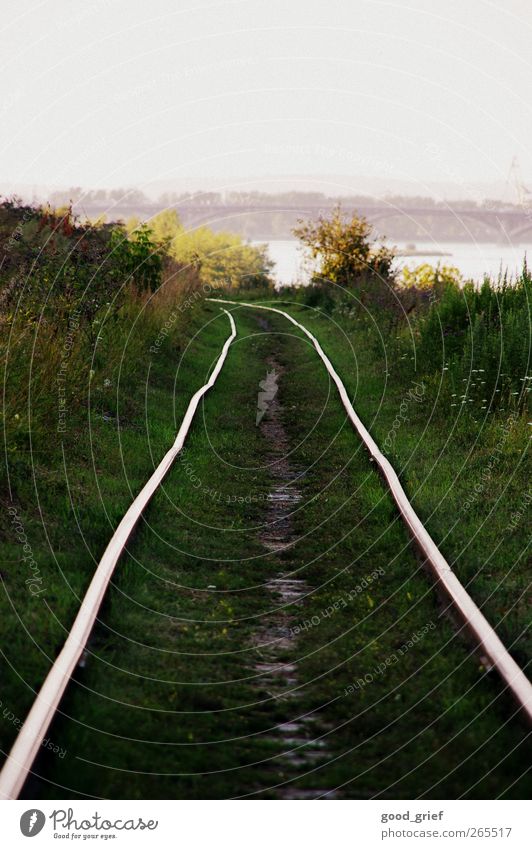 transsib Verkehr Verkehrswege alt Güterverkehr & Logistik Gleise Schienenverkehr Sibirien Eisenbahn Eisenbahnschwelle Russland grün Gras Küste angara Fluss