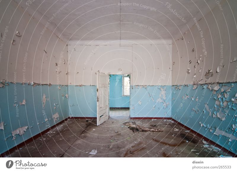 Leerstand [2] Menschenleer Haus Bauwerk Gebäude Architektur Heilstätte Sanatorium Mauer Wand Fenster Tür alt authentisch kaputt trashig Stadt blau weiß Verfall