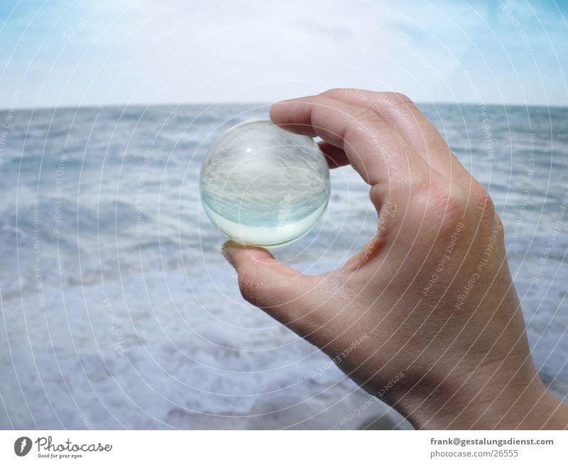 Meereskugel Hand Murmel Reflexion & Spiegelung Brandung Zukunft planen abstrakt Strand Freizeit & Hobby Vertrauen Küste Kugel Wasser Reflektion Erscheinung