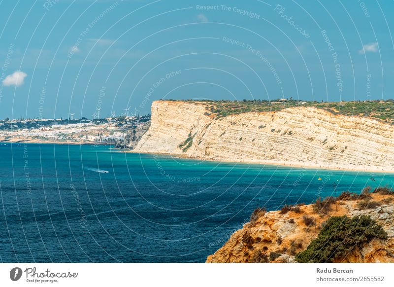 Meereslandschaft mit Felsen und Klippen an der Lagos Bay Coast in Algarve, Portugal Natur Golfloch Höhle Landschaft Strand Stein Bogen Fenster Aussicht schön