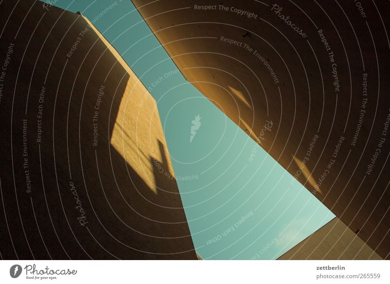 Hinterhaus, wie immer Umwelt Himmel Stadtzentrum Haus Bauwerk Gebäude Architektur Mauer Wand Traurigkeit Unlust Sehnsucht Heimweh hinterhaus Hinterhof eng