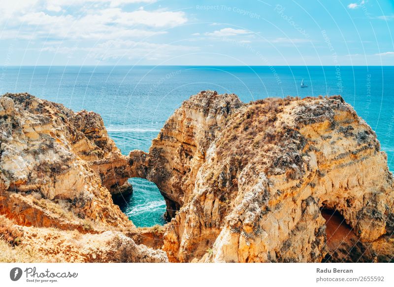 Meereslandschaft mit Felsen und Klippen an der Lagos Bay Coast in Algarve, Portugal Natur Golfloch Höhle Landschaft Strand Stein Bogen Fenster Aussicht schön