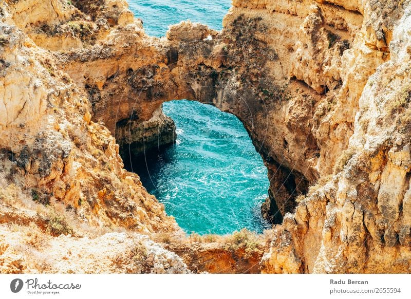 Meereslandschaft mit Felsen und Klippen an der Lagos Bay Coast in Algarve, Portugal Natur Golfloch Höhle Landschaft Strand Stein Bogen Fenster Aussicht schön