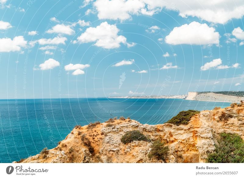 Meereslandschaft mit Felsen und Klippen an der Lagos Bay Coast in Algarve, Portugal Natur Golfloch Höhle Landschaft Strand Stein Bogen Fenster Aussicht schön