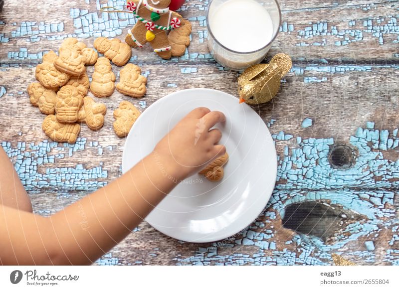 Süßes kleines Mädchen spielt mit Weihnachtskeksen und Milch. Essen Lifestyle Freude Glück schön Spielen Winter Tisch Feste & Feiern Weihnachten & Advent Kind