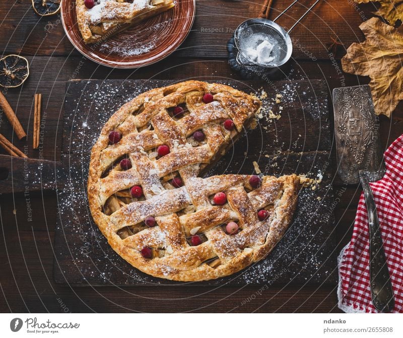 gebackene ganze runde Apfelkuchen Frucht Kuchen Dessert Mittagessen Abendessen Teller Tisch Küche Holz frisch lecker oben braun weiß Tradition Essen zubereiten